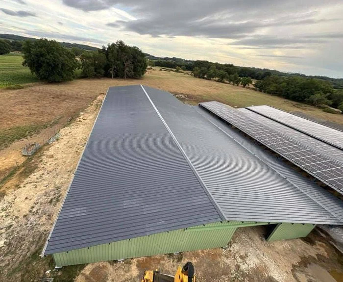 toit avec bardage metallique déco rénovations dordogne 700x575