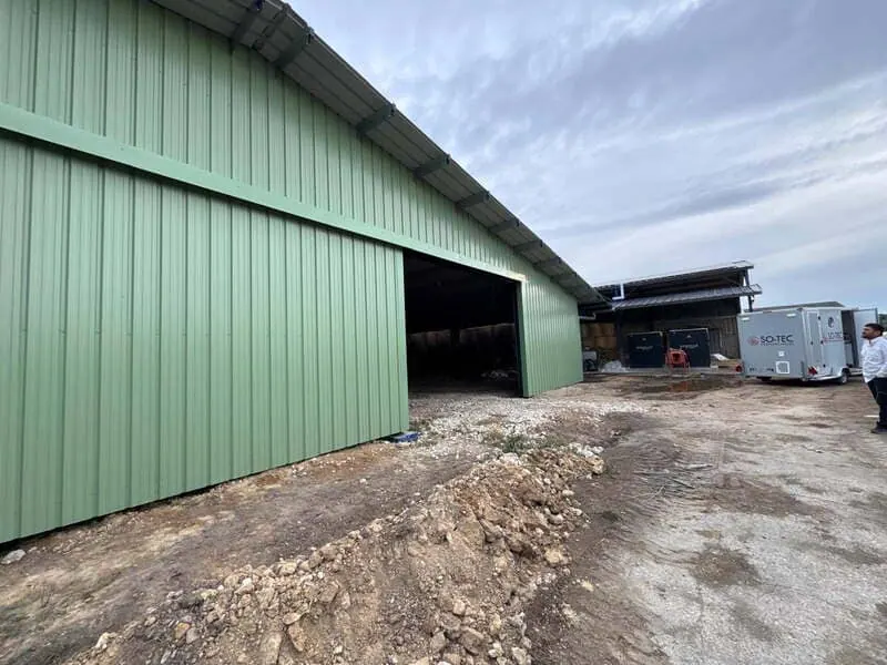 détail porte bardage metallique déco rénovations dordogne