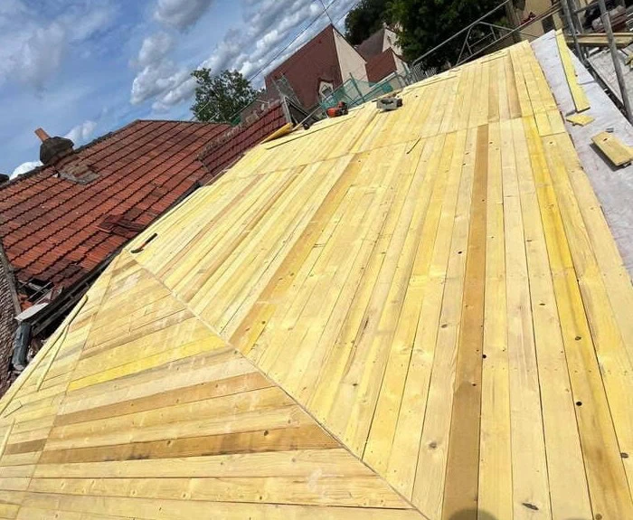 pose volige toit déco rénovations dordogne 700x575